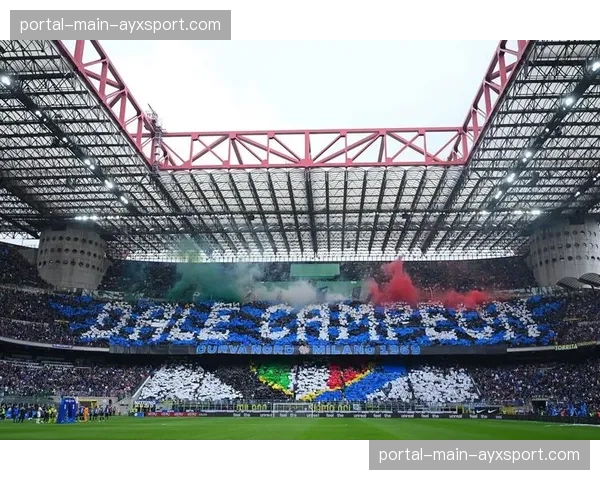 现场：科隆主场球迷拉起巨幅TIFO，致敬退役在即的球队功勋赫克托