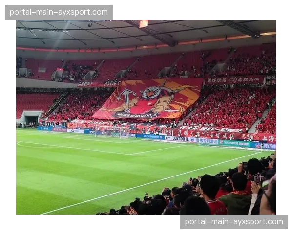 特写:洛里昂主场球迷在比赛第10分钟集体举起致敬俱乐部的TIFO