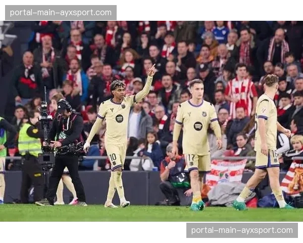 英超冠军奖杯开启英国巡回展览，首站抵达纽卡斯尔圣詹姆斯公园球场